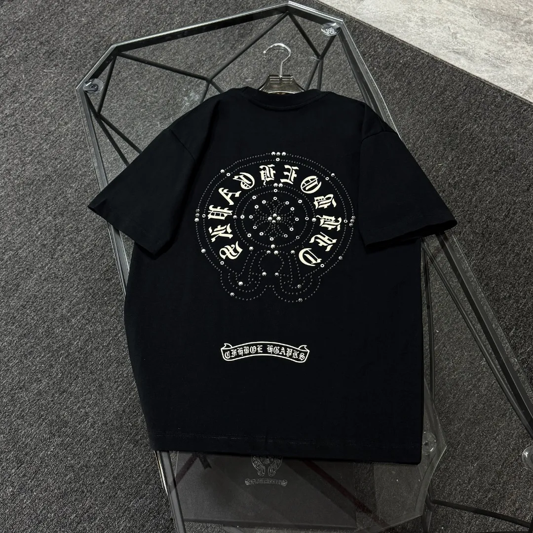 P190 Chrome Hearts 25 high-end versions. The fabric is made of 300 grams of high-density pure cotton. It does not deform or shrink. It has three labels. It is the same style for men and women. Technology: imported hot diamond. Color: white, black, dark green. SIZE: S-XL